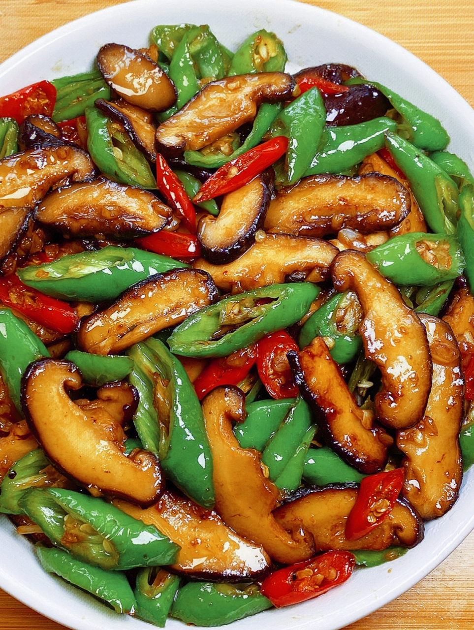 美食# 口口爽脆的「青椒炒香菇」,肉感十足的香菇吃起来太香啦～ 所 