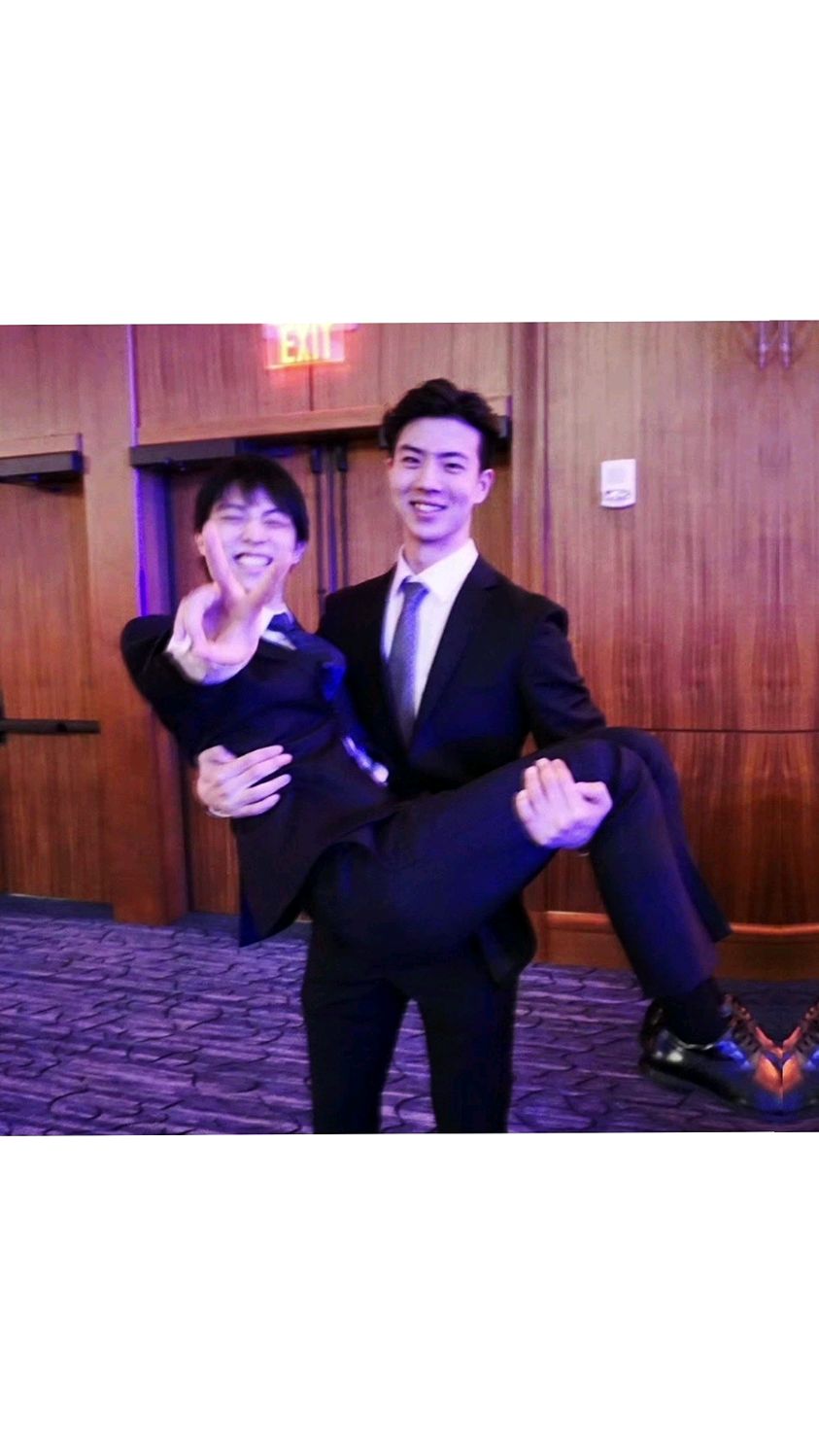 柳鑫宇公主抱羽生结弦被抱起来还在比耶的柚子太可爱了