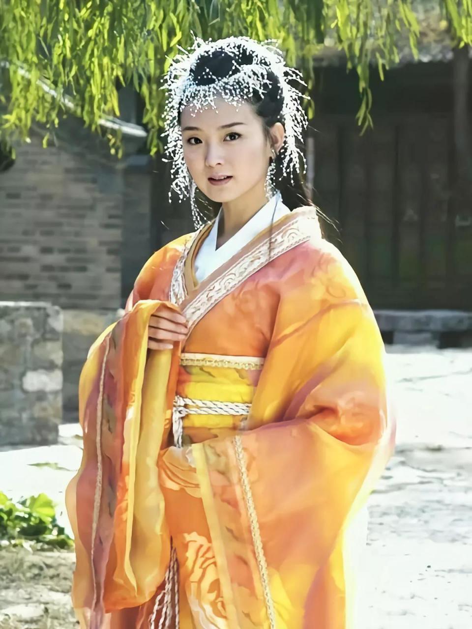 王艳古装图片,她饰演了许多角色,《花姑子》中的钟素秋,《还珠格格》