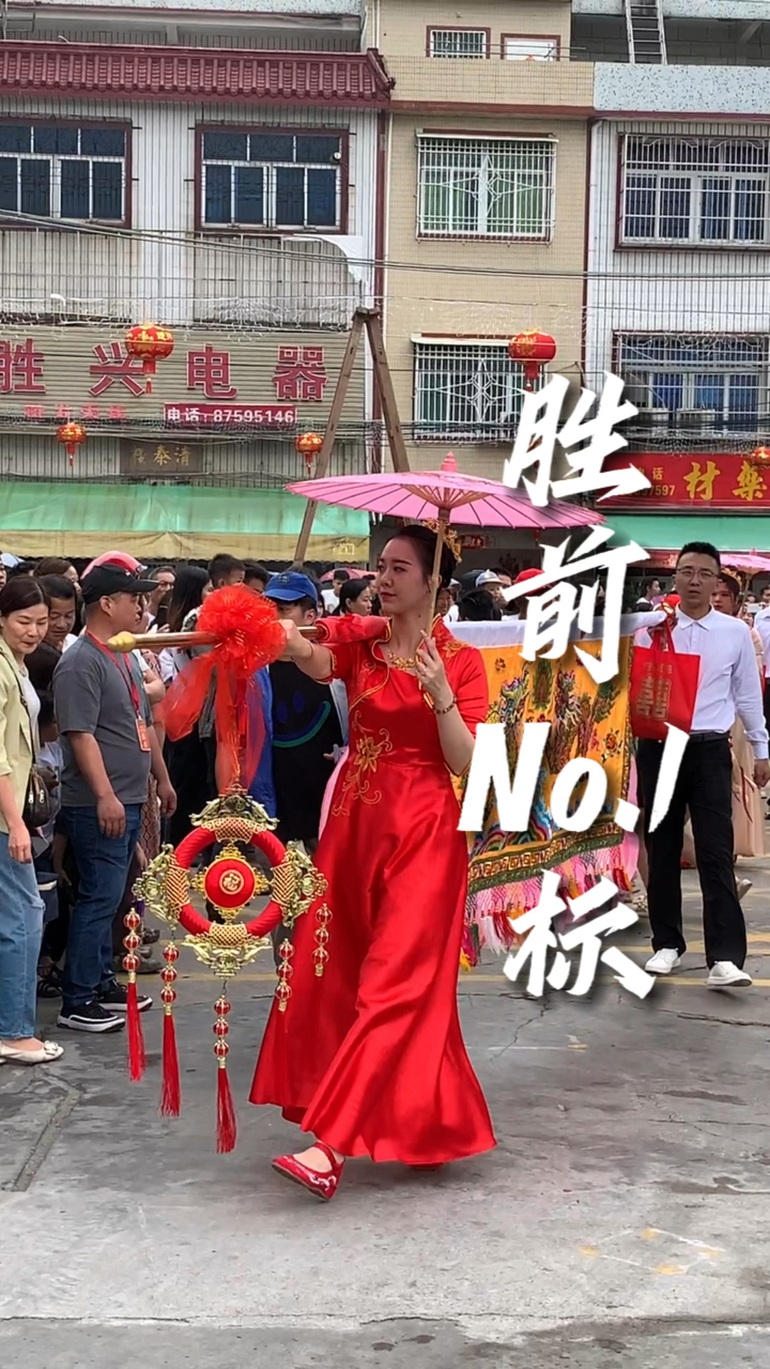 来潮汕生活吗我们这里有美女扛标旗