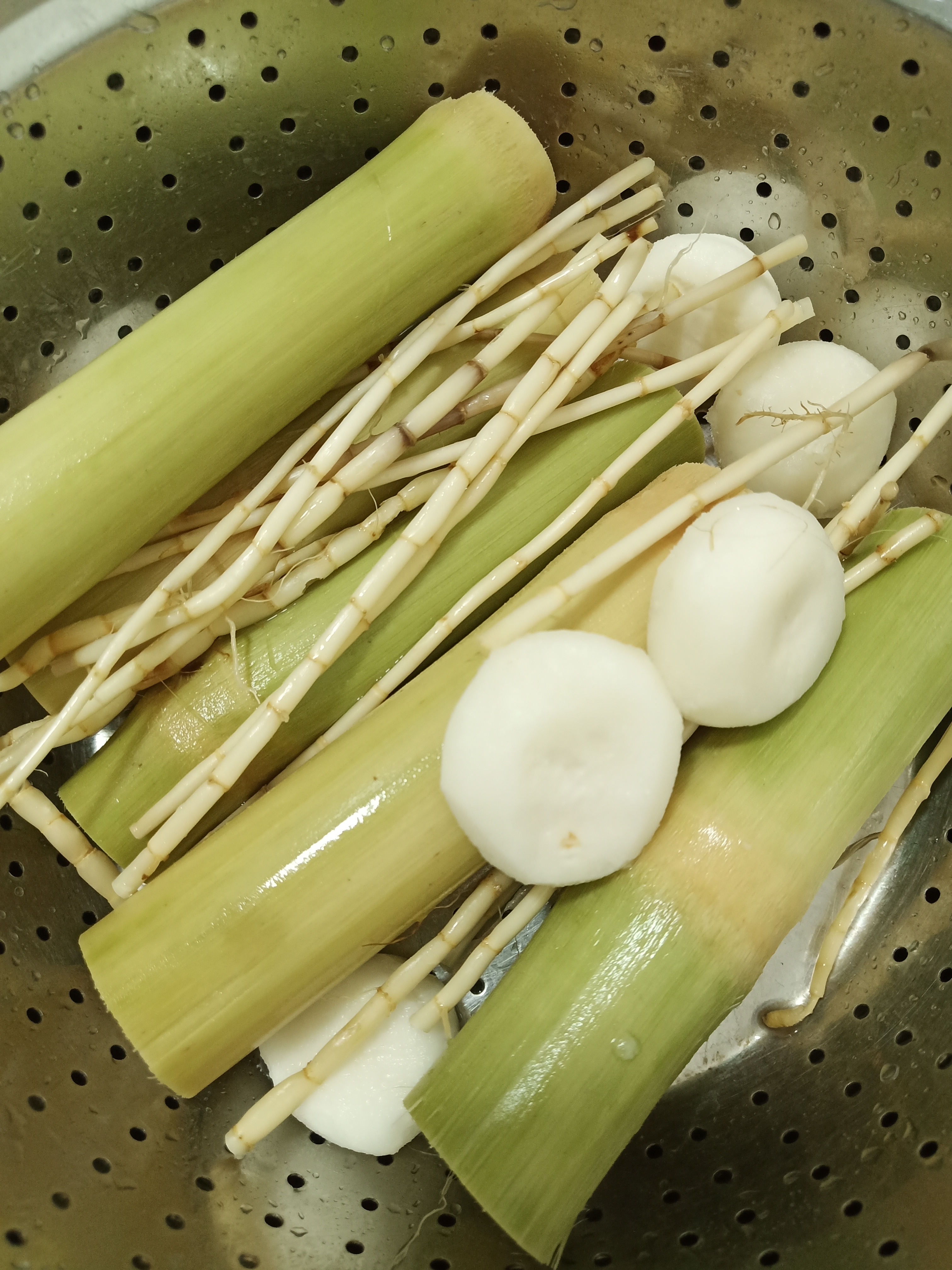 自制清热甘蔗荸荠白茅根煮水