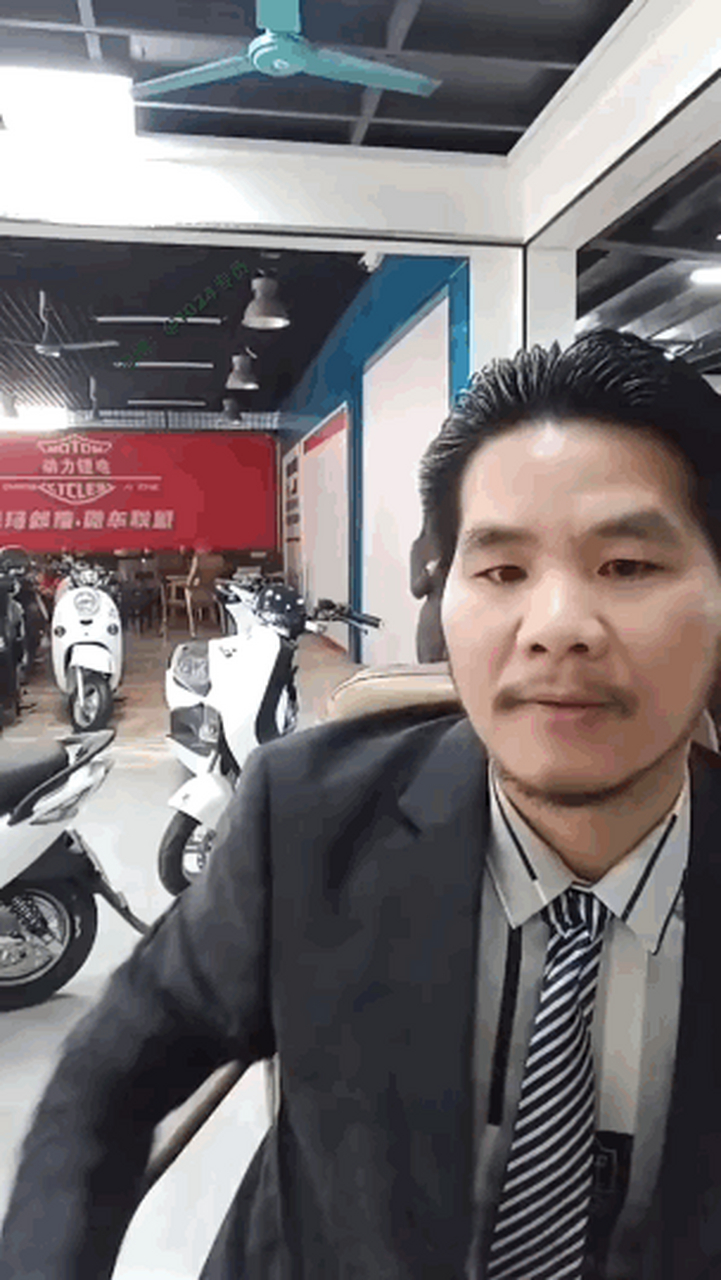 广西男子周立齐,别号"阿三",他因盗窃,抢劫电动车,数罪并罚,锒铛入狱.