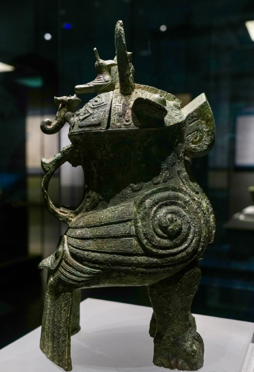 "妇好"青铜鸮尊,1976年河南安阳殷墟妇好墓出土,是商王武丁时期的青铜