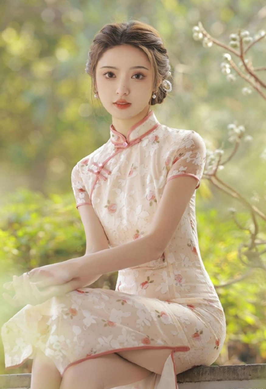 碎花旗袍,完美诠释了东方女性的高雅端庄气质.