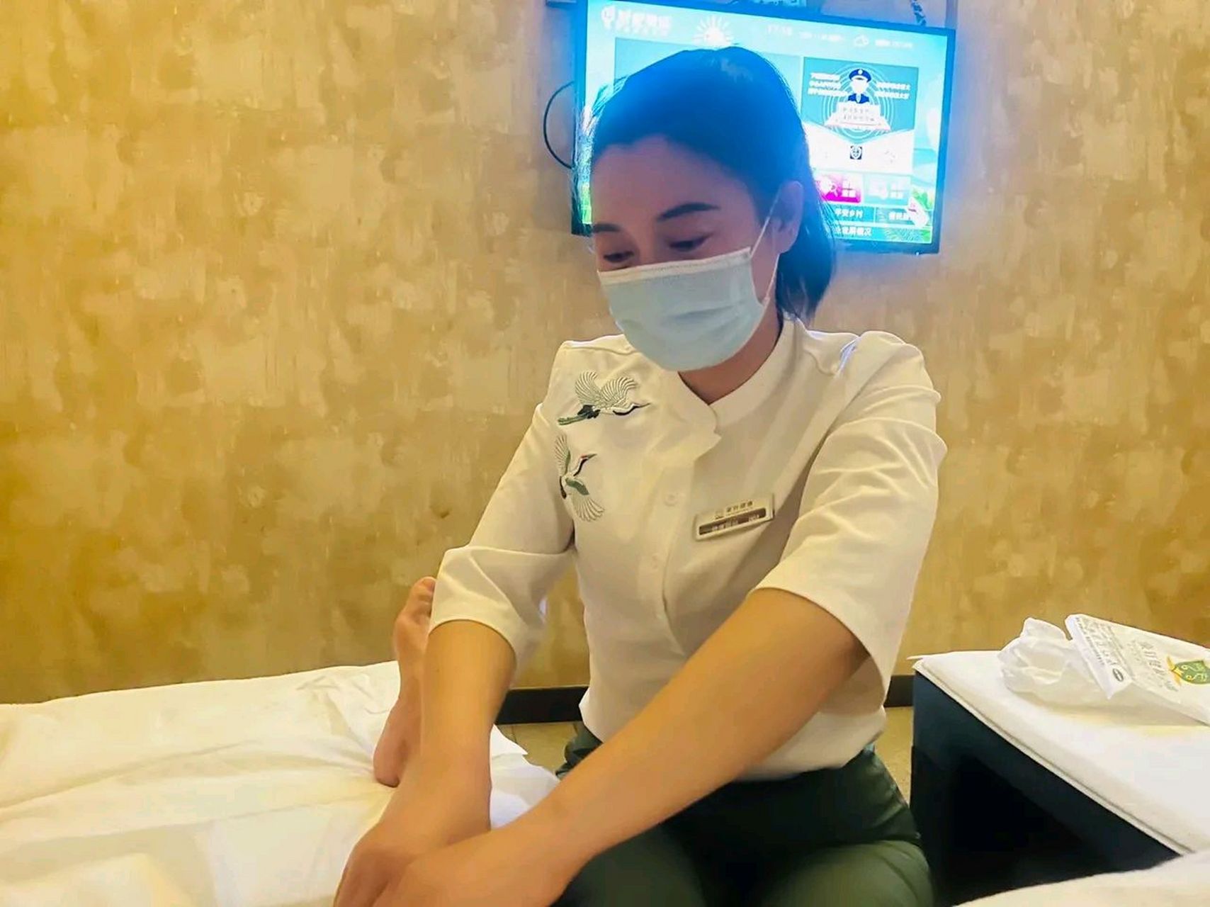 我是一个足疗技师,最近没有生意就和同事几个开玩笑说"搞偏门去吧"没