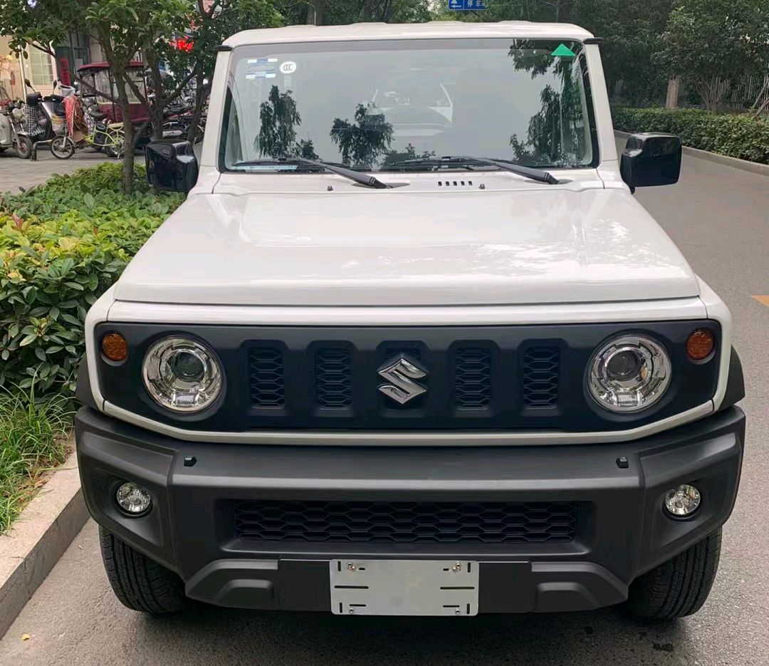 手动变速箱操控更灵活,国六版铃木吉姆尼提车,落地不足20万