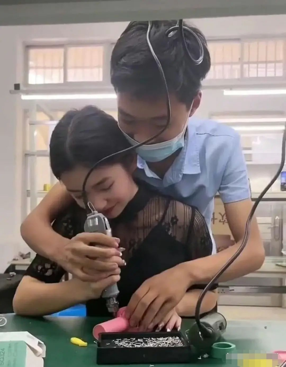厂里又来妹子了  教她们打螺丝 太幸福了