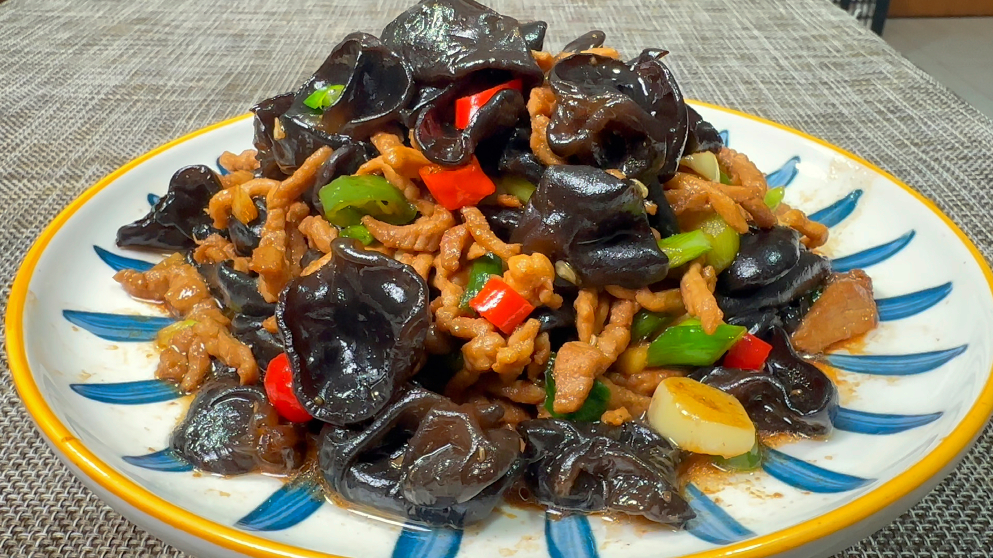 木耳炒肉丝,重点是泡木耳和炒肉,学会2招,比饭店的还好吃