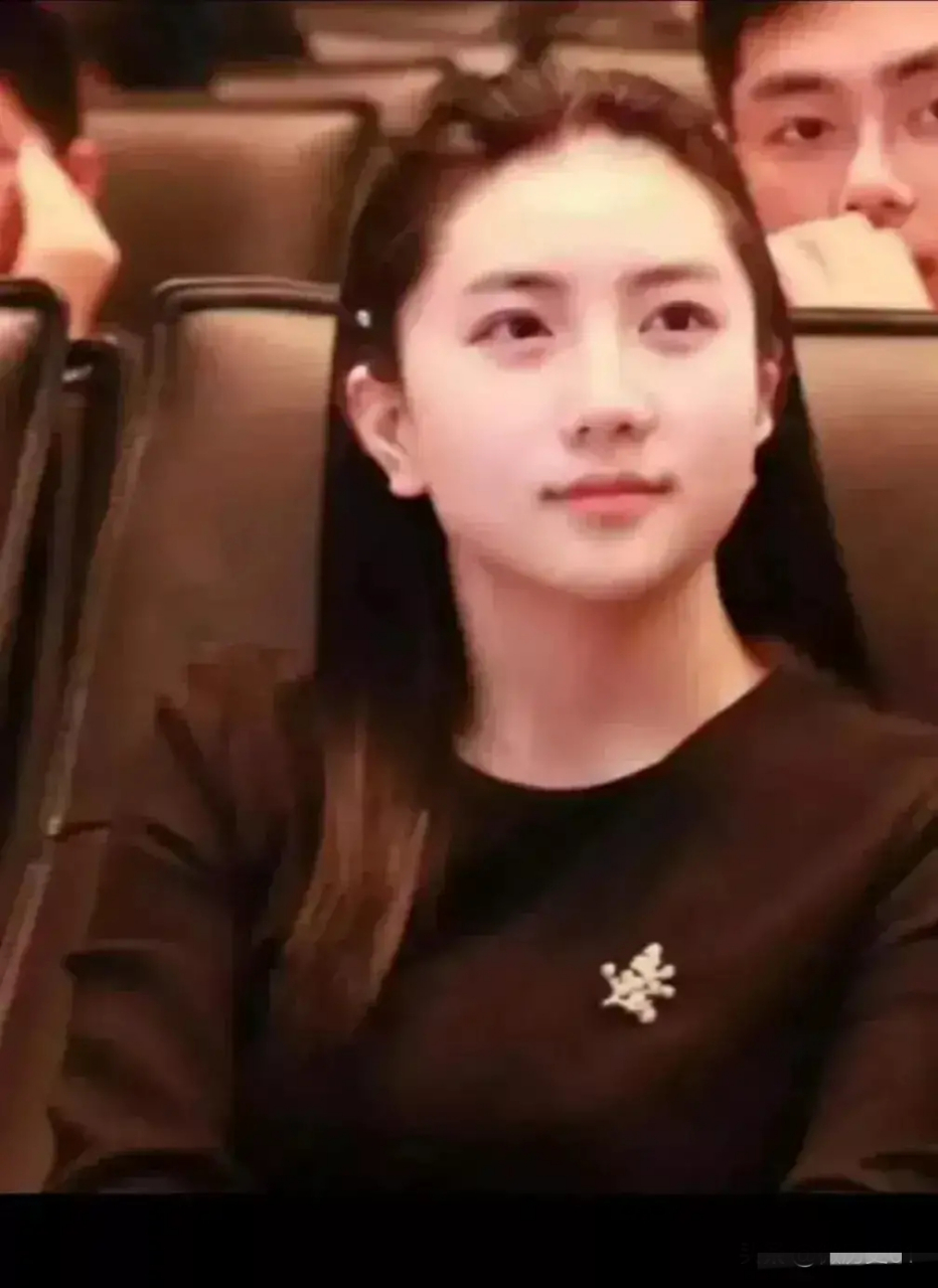 镜头中,24岁的孟晚舟静美端庄,温柔娴静,楚楚动人.