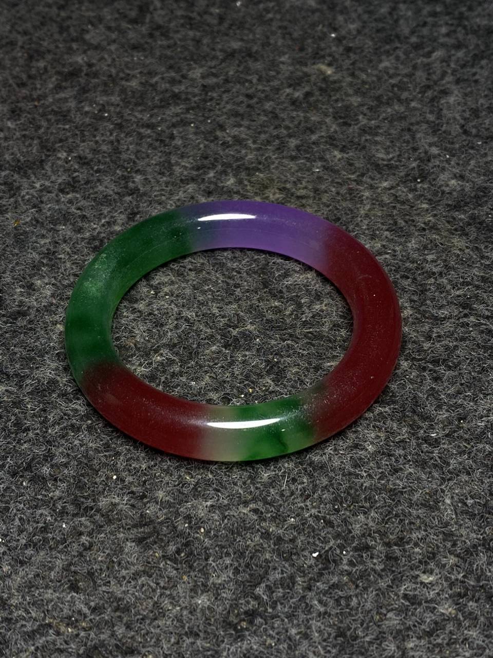 大清乾隆年制刺绣盒 内放翡翠手镯 手镯尺寸:内径6.1厘米   宽1.