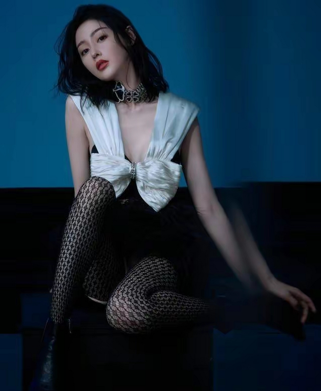 张天爱穿黑色渔网丝袜,颓废造型惹人爱,网友:我见犹怜