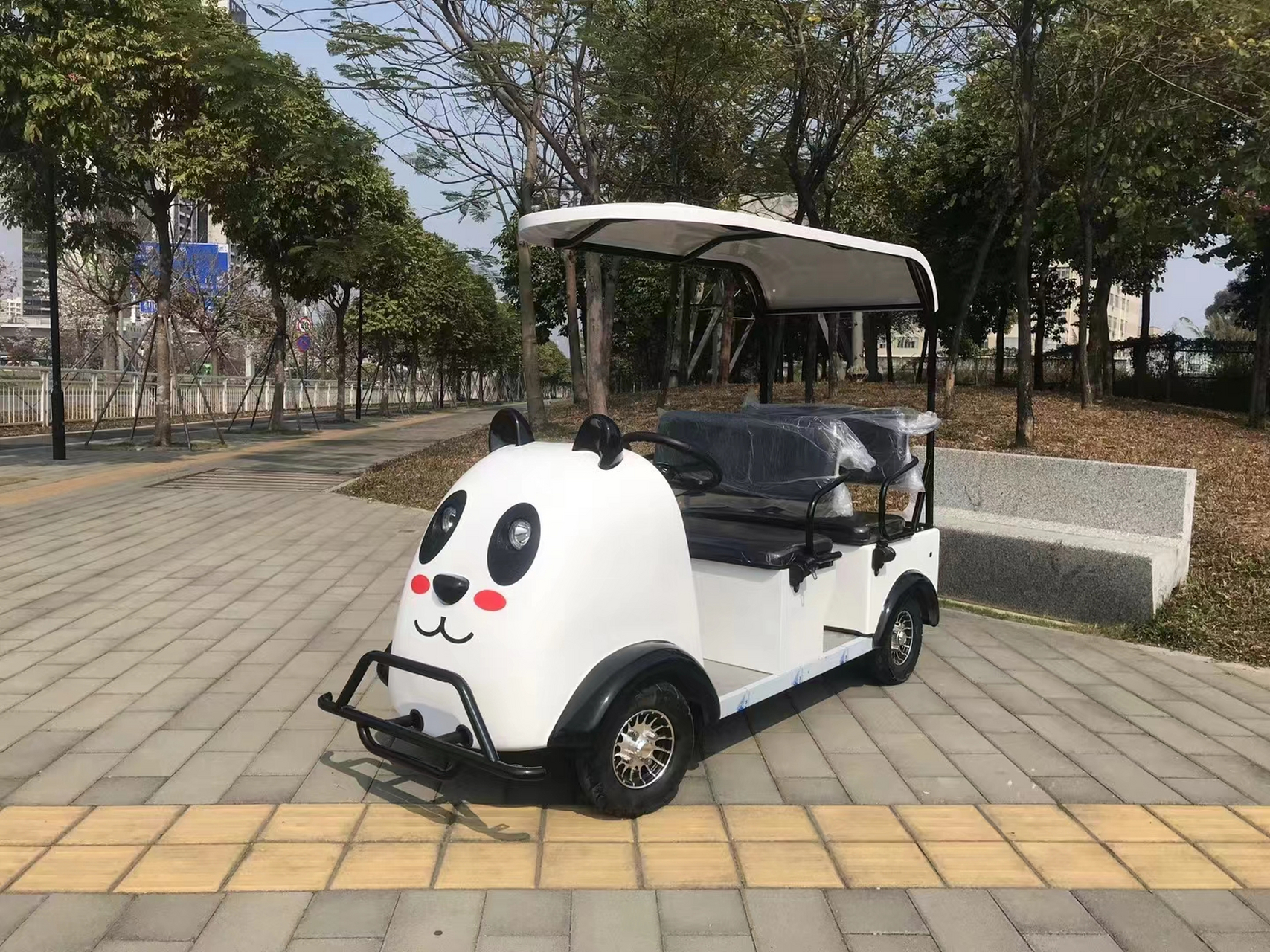 还有可爱的动物卡通造型的电动代步车可以扫码租!