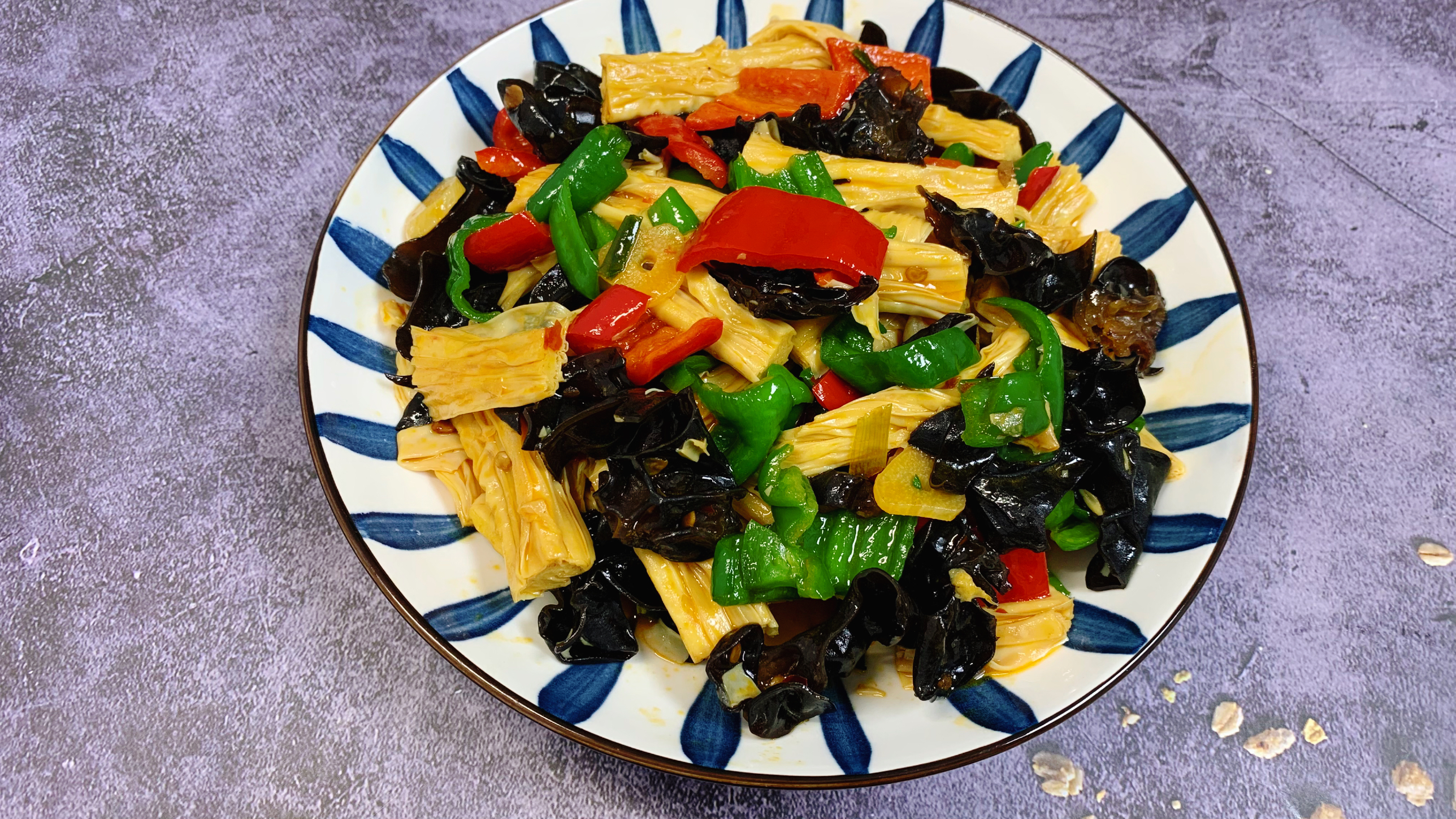 大厨分享青椒炒腐竹家常做法,色香味俱全,营养丰富,好吃又下饭