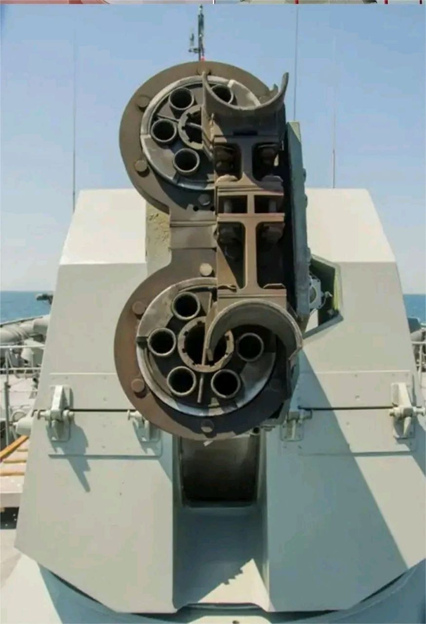 俄罗斯ak630m2速射炮,两组六管加特林上下并列排列,两个炮管之间的