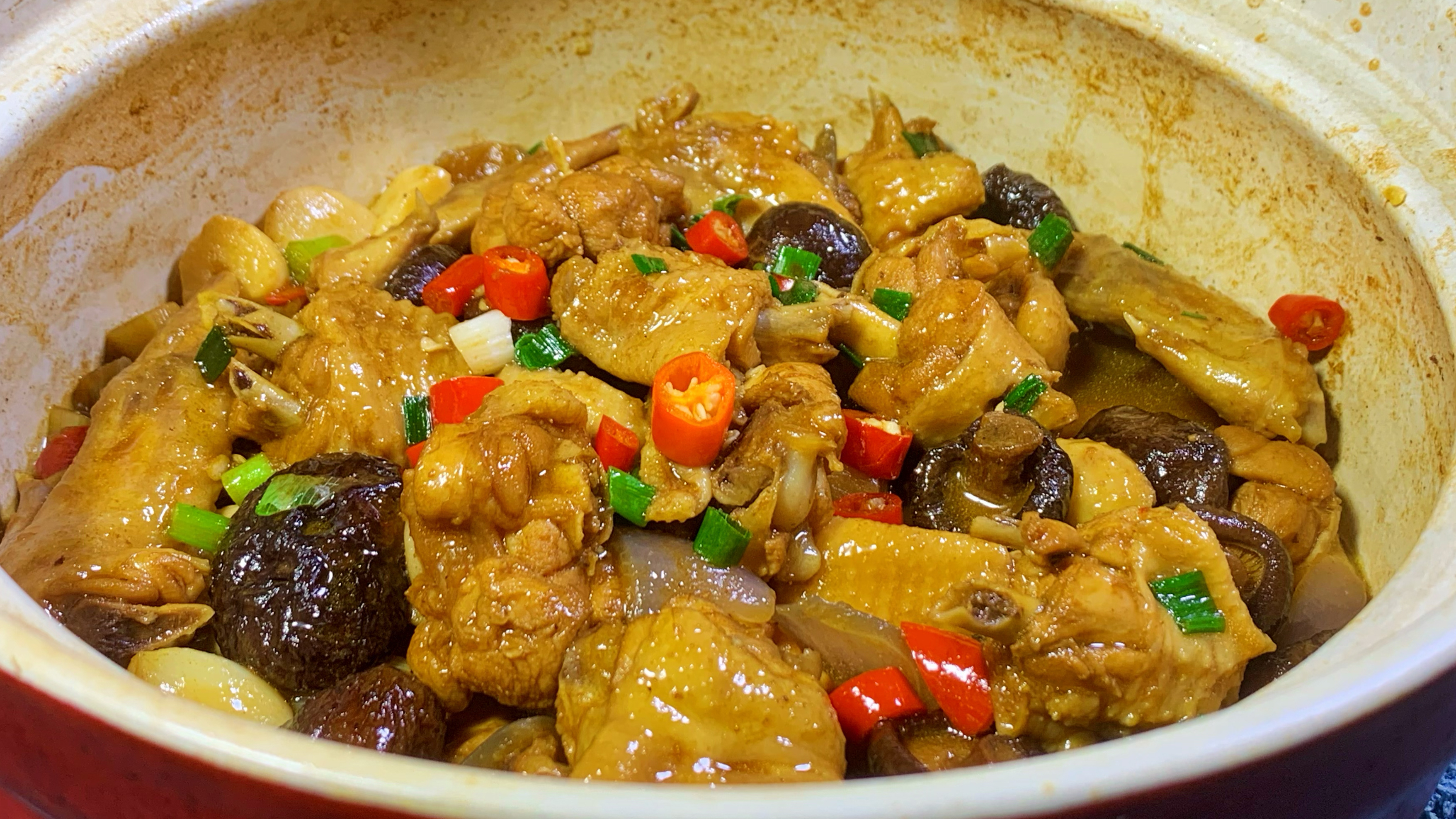鸡肉和香菇一起炖，没想到这么好吃，鲜香滑嫩，全家人都爱吃