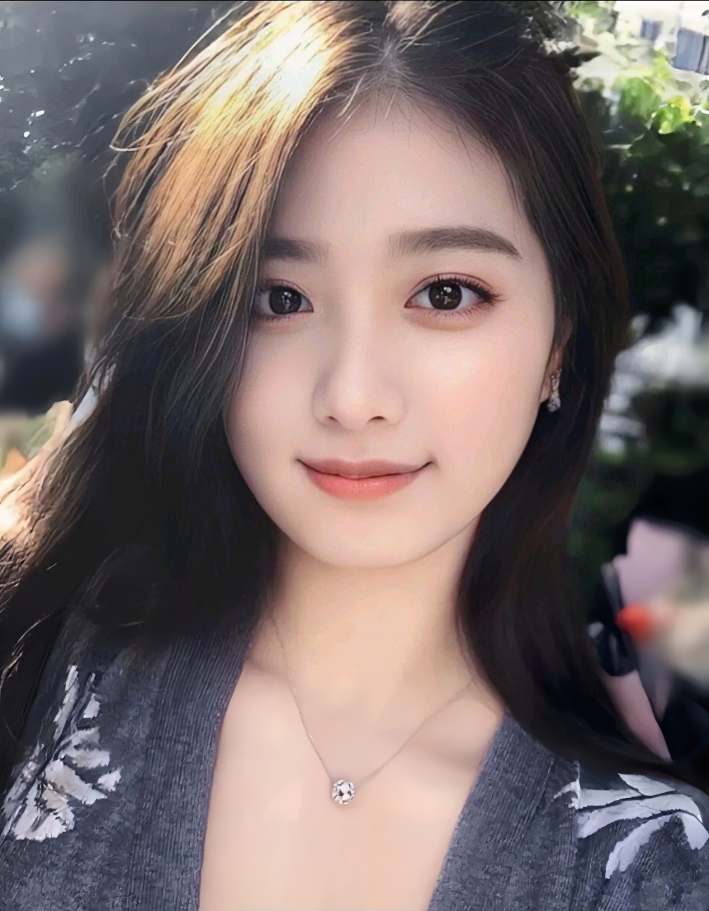 大家帮忙看一下,这两张照片是同一个人吗?