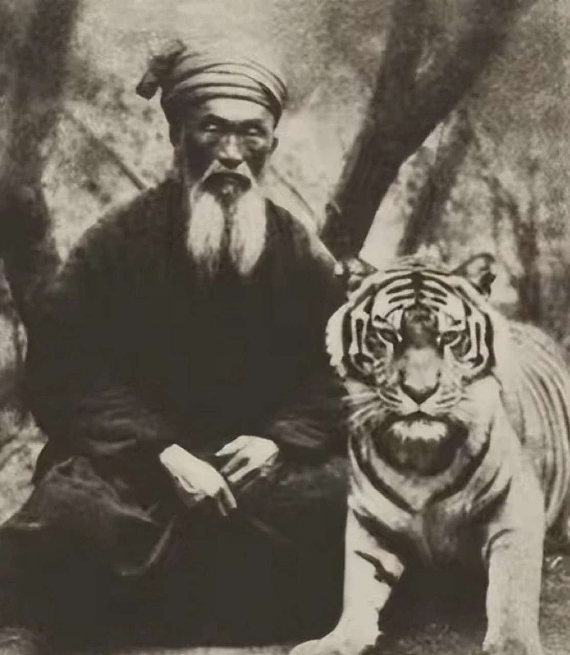 中国最后一代驭兽师,镜头下的他显得如此可怜又无助