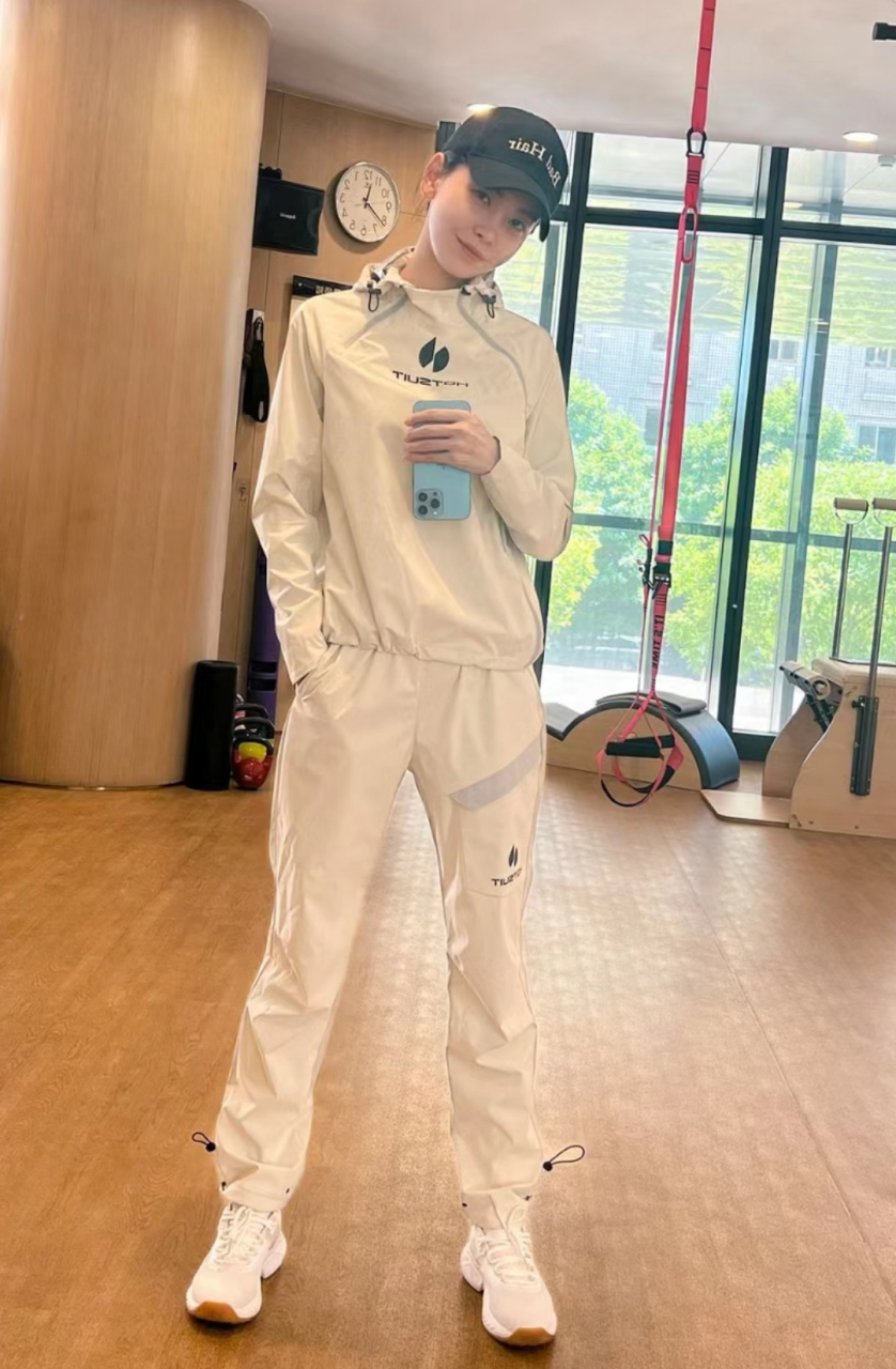 于文文大方分享素颜自拍,在健身房锻炼后满脸都是汗,一点都没有偶像包