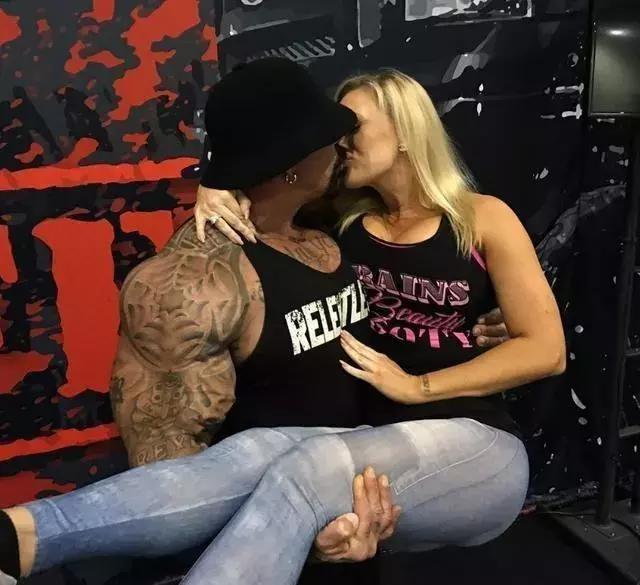 巨臂哥结婚半年却因药物去世,妻子继承千万遗产,至今保持单身