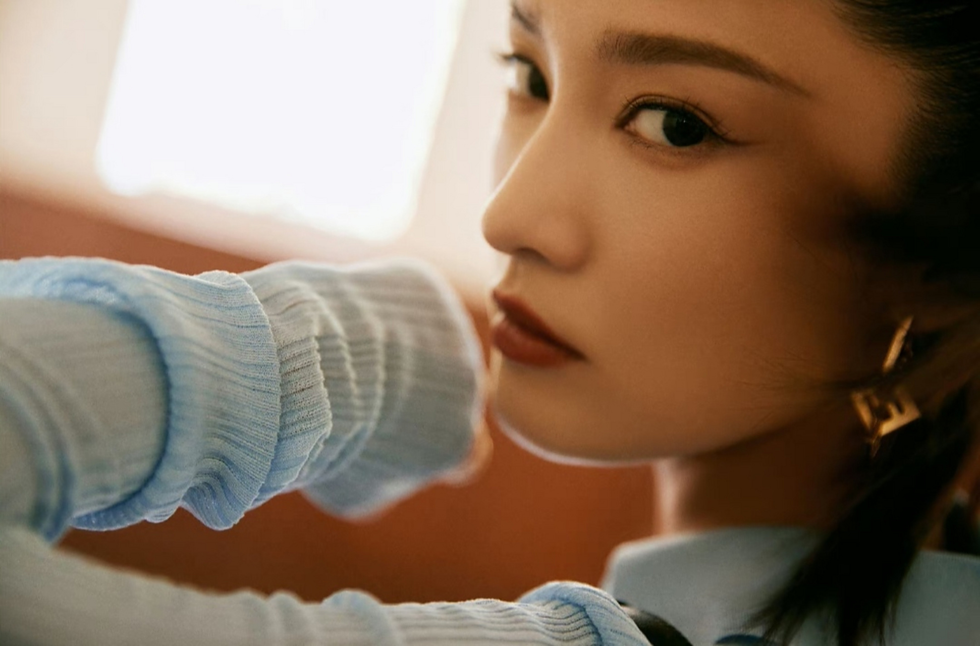 高贵冷艳的气质女神#李沁# 挑染高马尾搭配衬衣,黑皮裙,端庄优雅,时尚