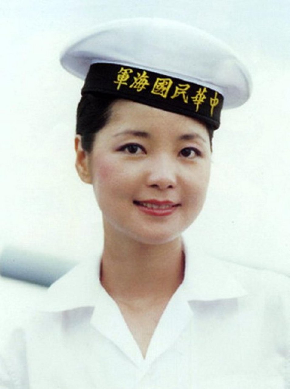 年轻时候穿军装的邓丽君靓丽留影,邓丽君多次前往金门劳军,是当时军中