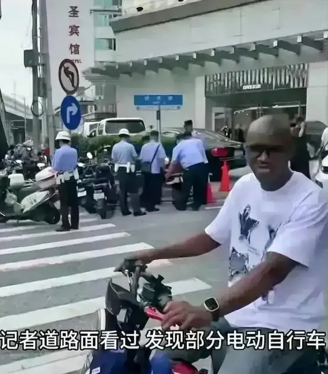 广州街头,一名黑人大哥骑着电动车,头盔也未戴,看到交警在查车,黑人