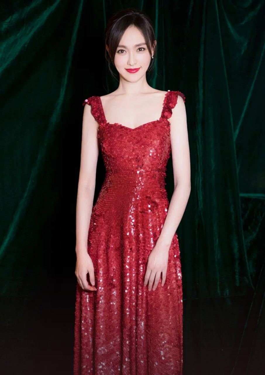 红色又是一种充满激情和热烈的颜色,而唐嫣在这身礼服中更是将其演绎