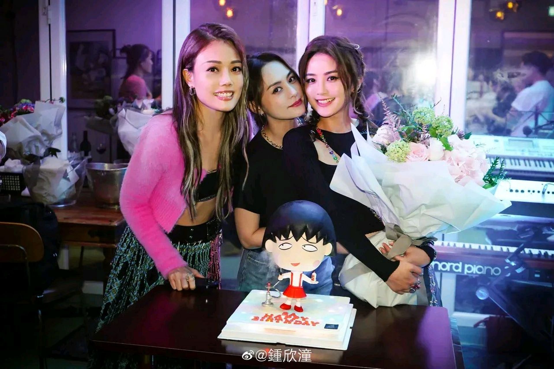 钟欣潼在社交平台晒出为蔡卓妍庆祝生日快乐的照片  照片中姐俩同穿