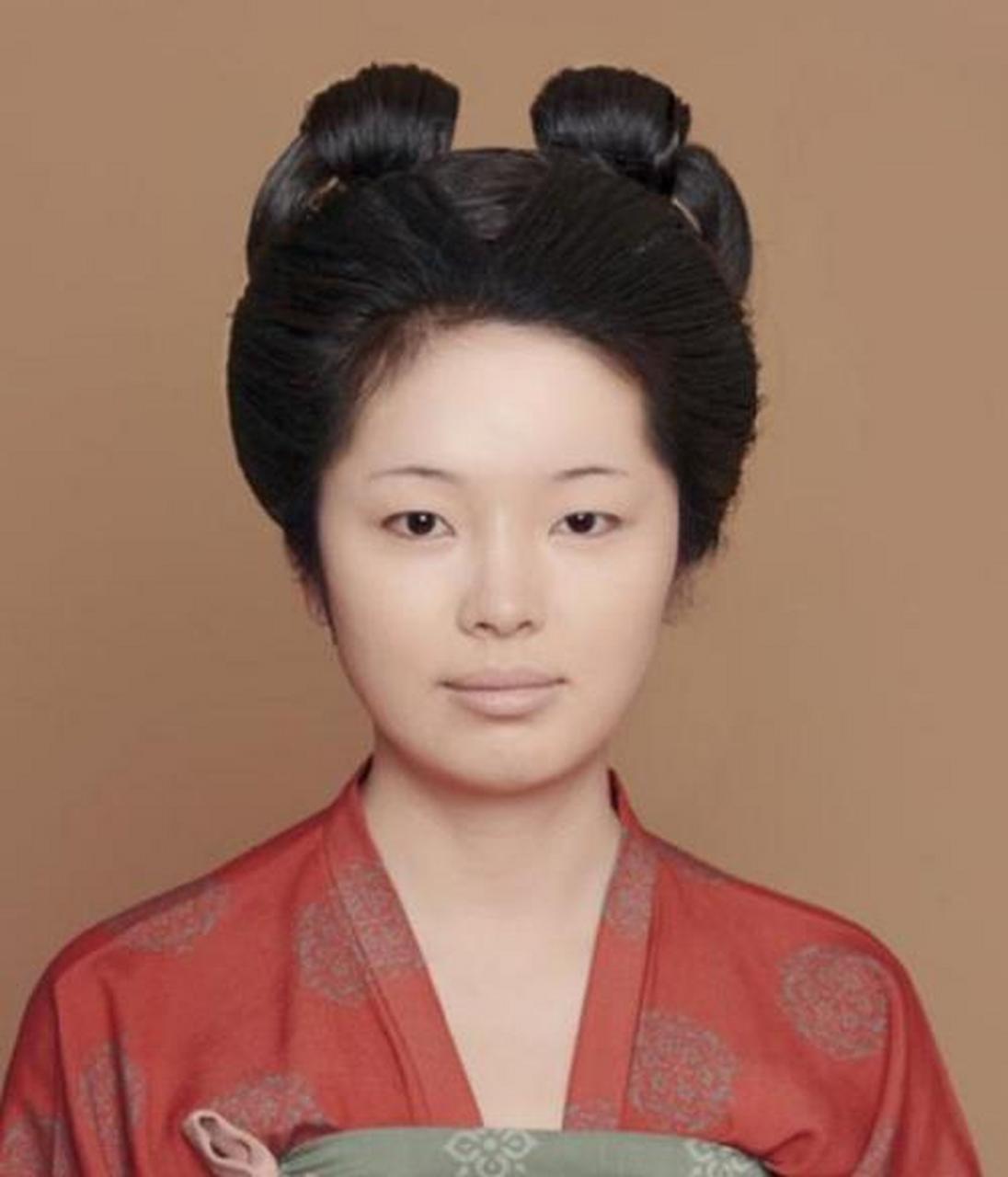 唐代的平民女子和劳动妇女由于生活生产的繁重,为了节约时间,常常随手