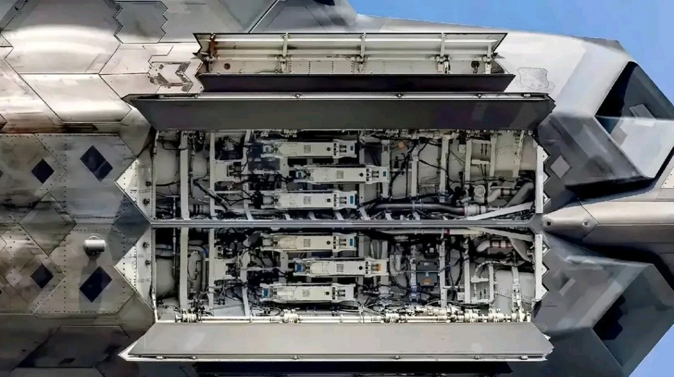 f22主弹仓6枚挂架,歼20四枚.这可能是歼20唯一不如f22的地方.