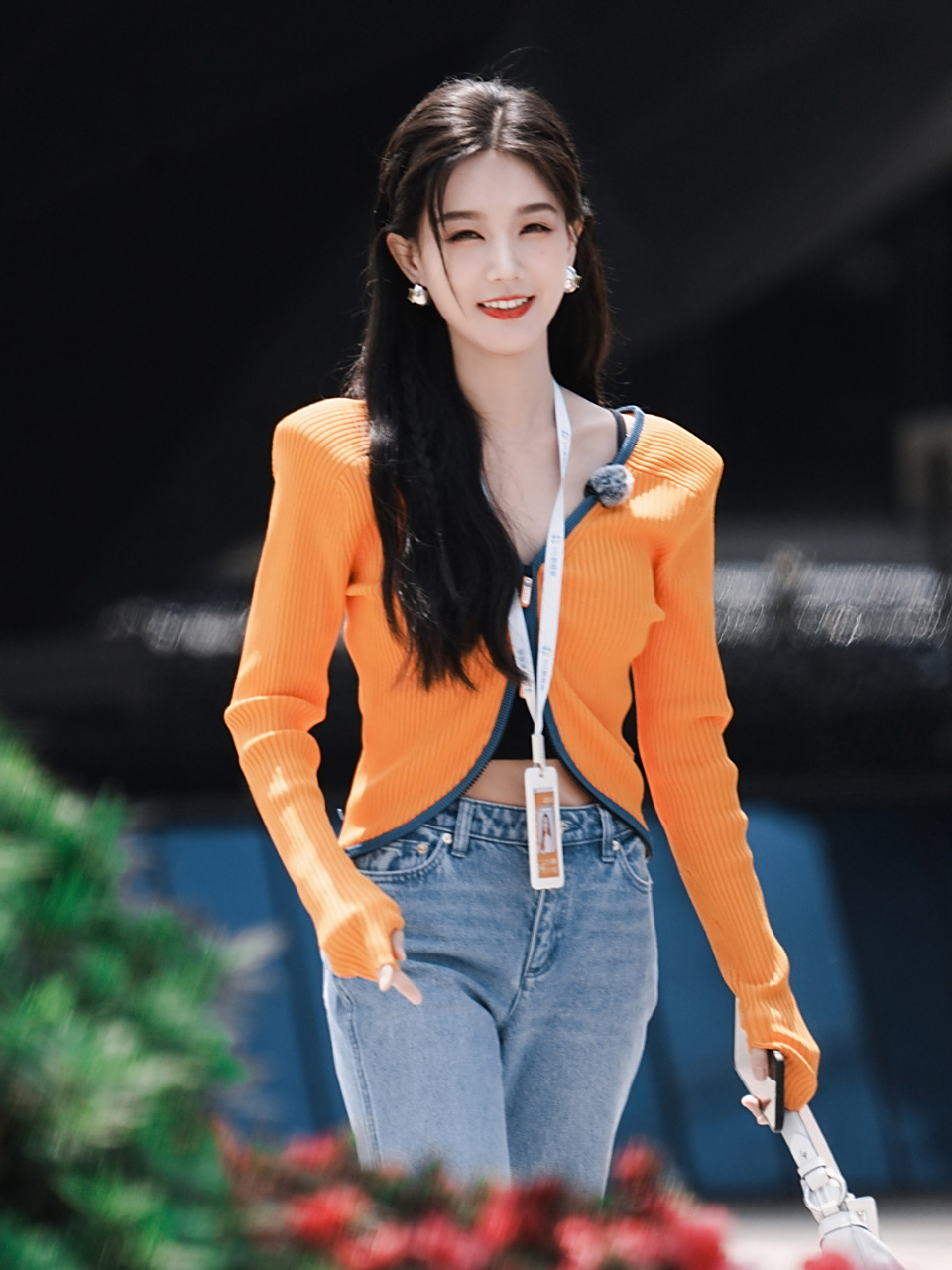 李一桐晒私服穿搭,黄色针织衫配上蓝色牛仔裤,休闲随性不失女人味,显