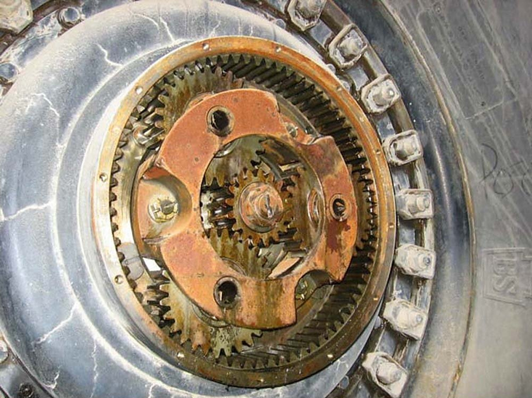 坦克的主动轮原来是这样驱动的,这种齿轮组合,可以用额定功率的发动机