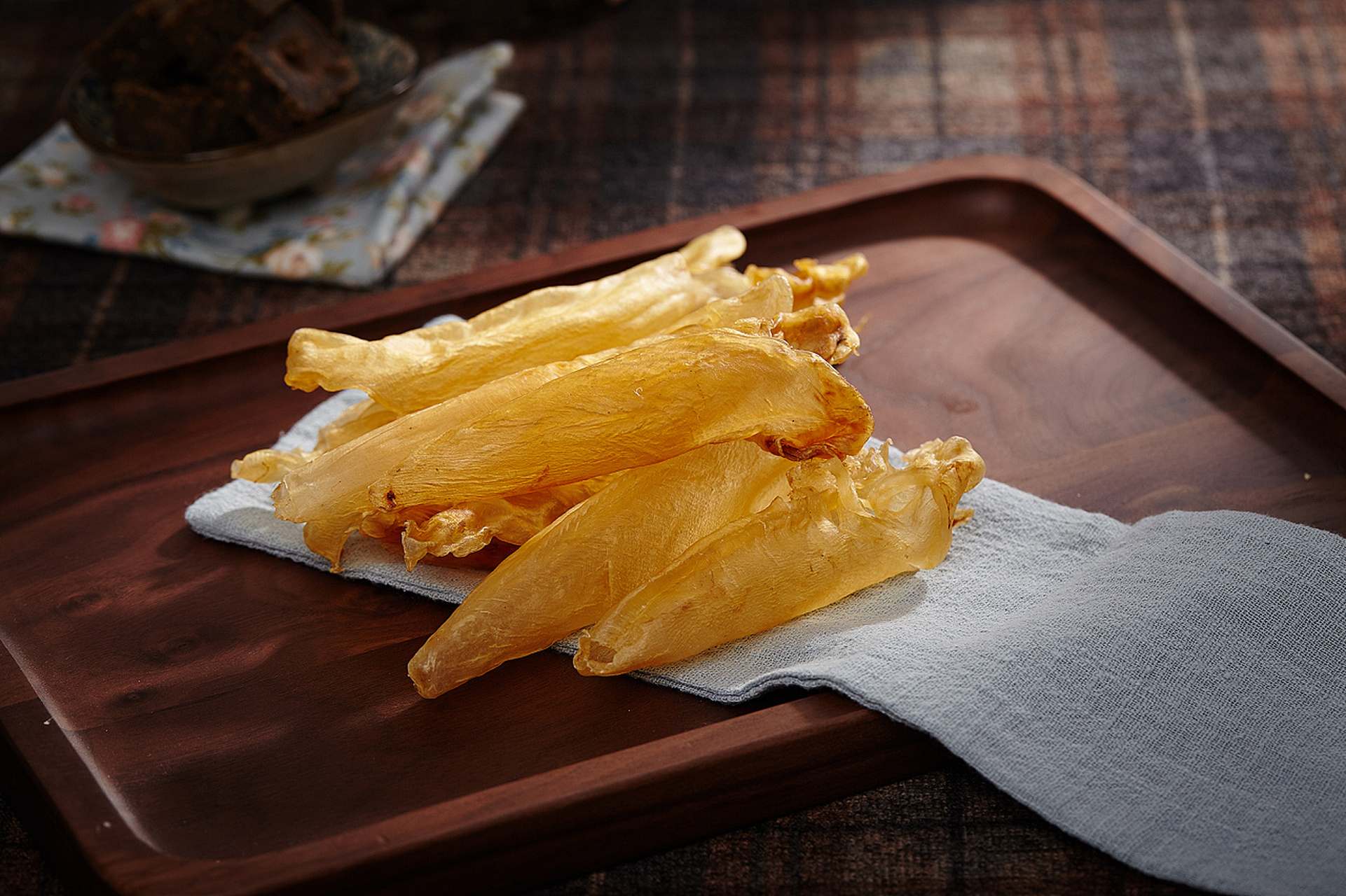 你不要指望说,我们吃胶原蛋白就能让皮肤更好,这是不可能的.