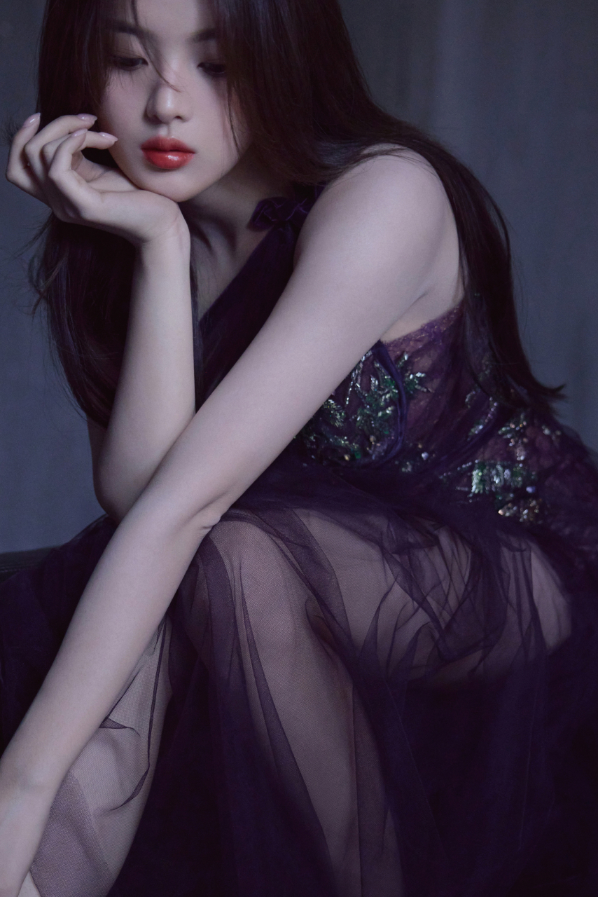 杨超越露背紫纱裙# 杨超越露背吊带紫纱裙造型,美丽可爱,真的太屏亮