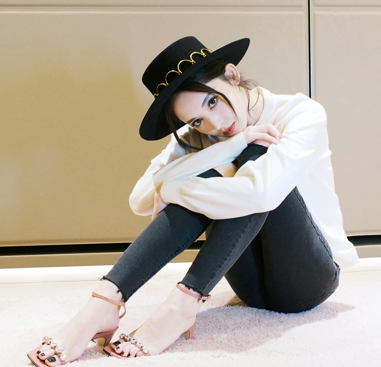 演员古力娜扎的脚丫子真美,2011年,古力娜扎出演古装玄幻偶像剧《轩辕