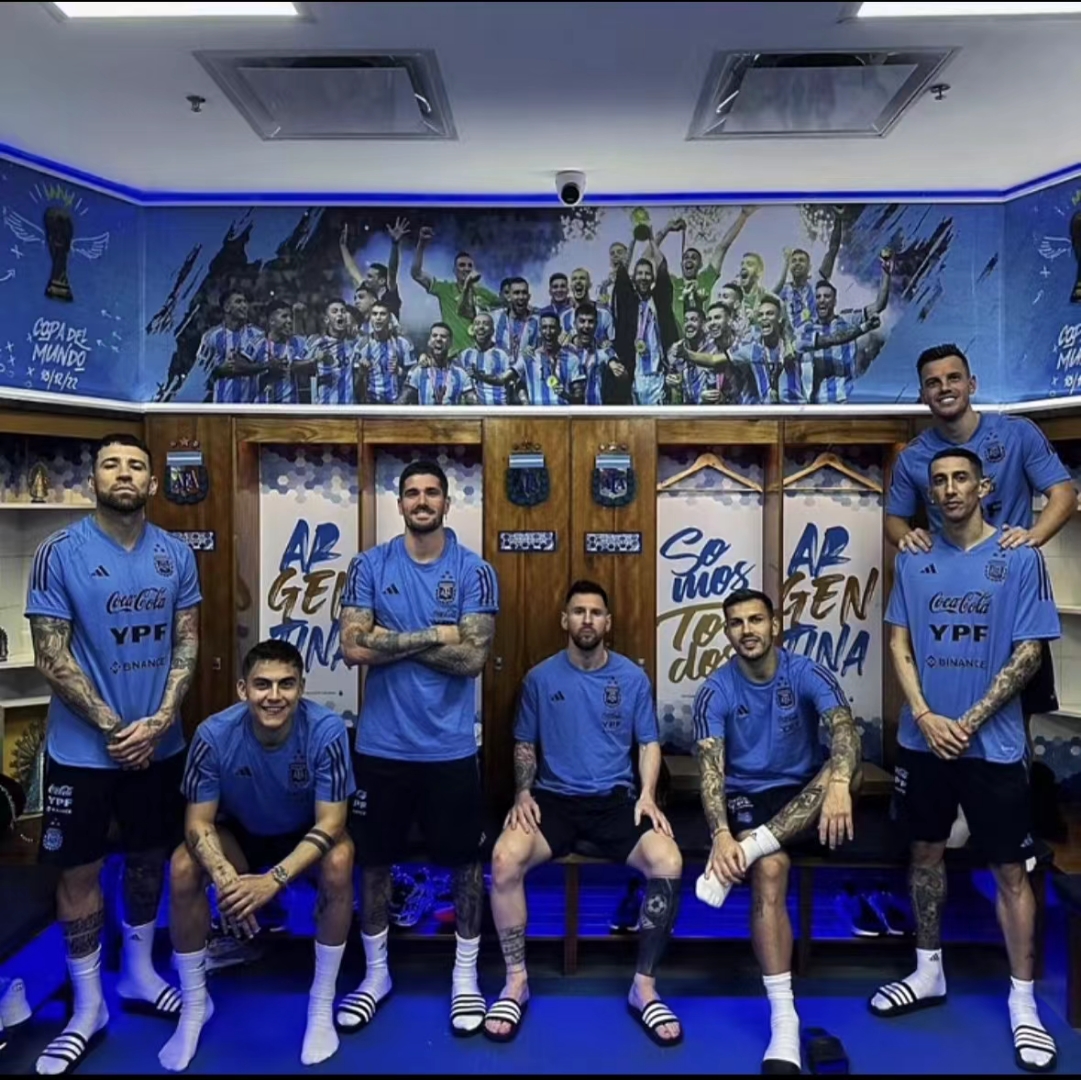 阿根廷国家队合照:梅西c位,德保罗紧靠梅西,天使,迪巴拉出镜