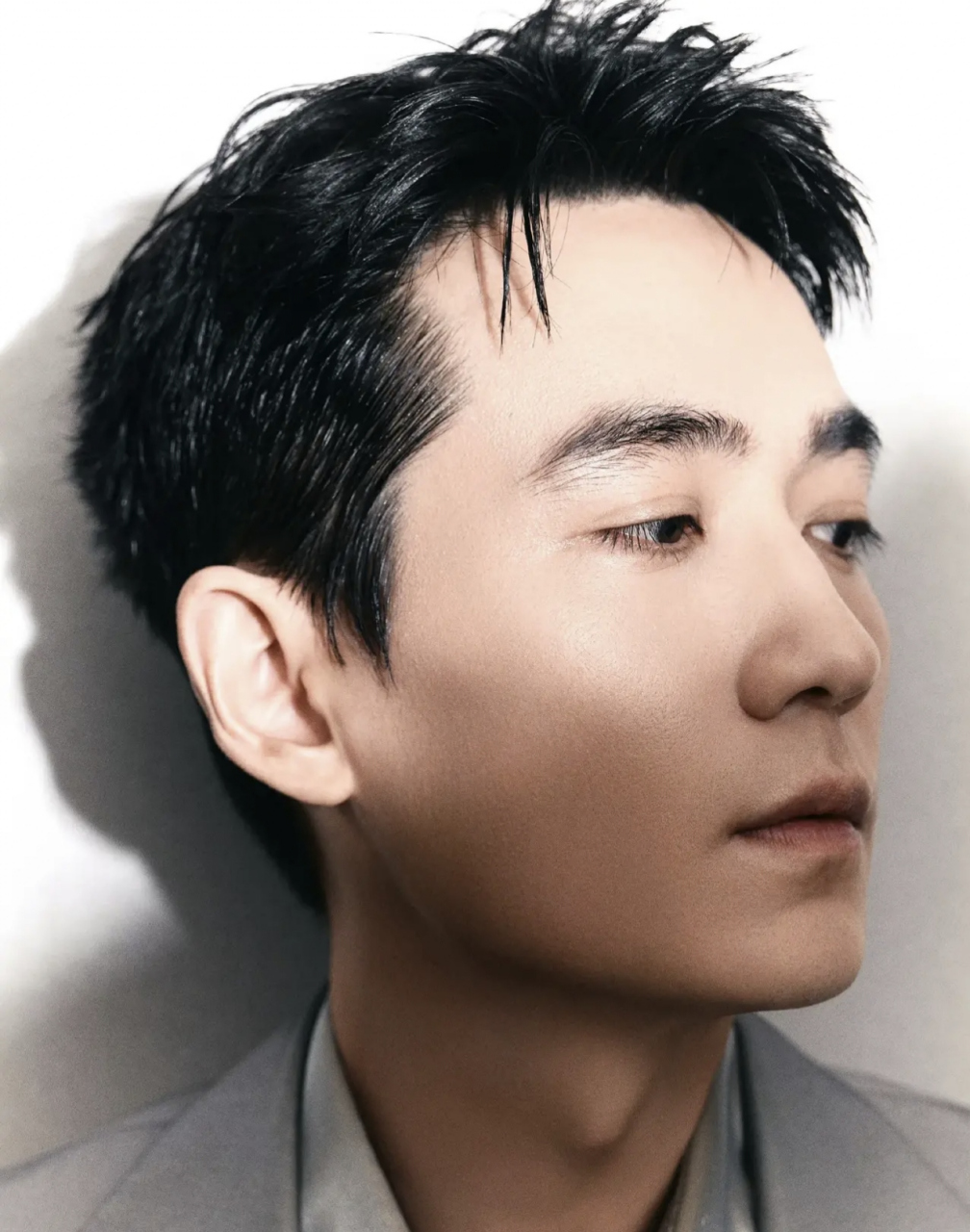 很多人都说朱一龙和梁朝伟无论是在长相上,还是气质或者是演技上都很