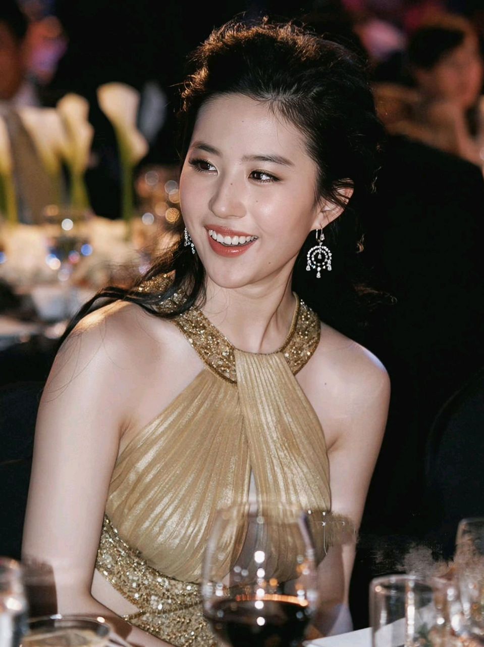 刘亦菲2010年芭莎慈善夜的照片,如今再回首,她好像没啥变化,都13年