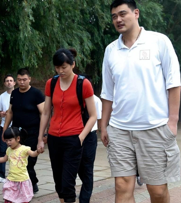 叶莉和姚明睡觉,床中间必须留出一条缝隙,因为这关系到人身安全