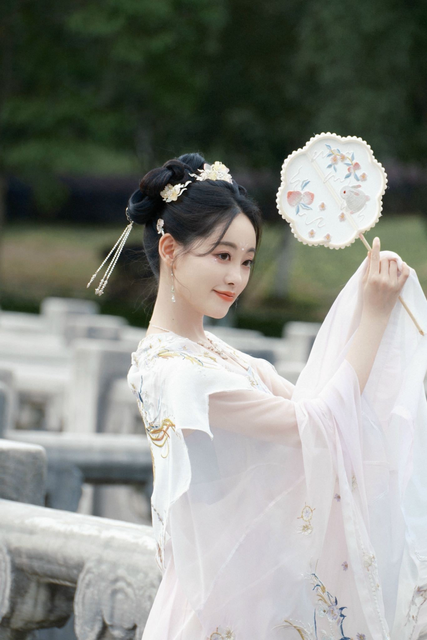 祝绪丹白衣团扇古风大片