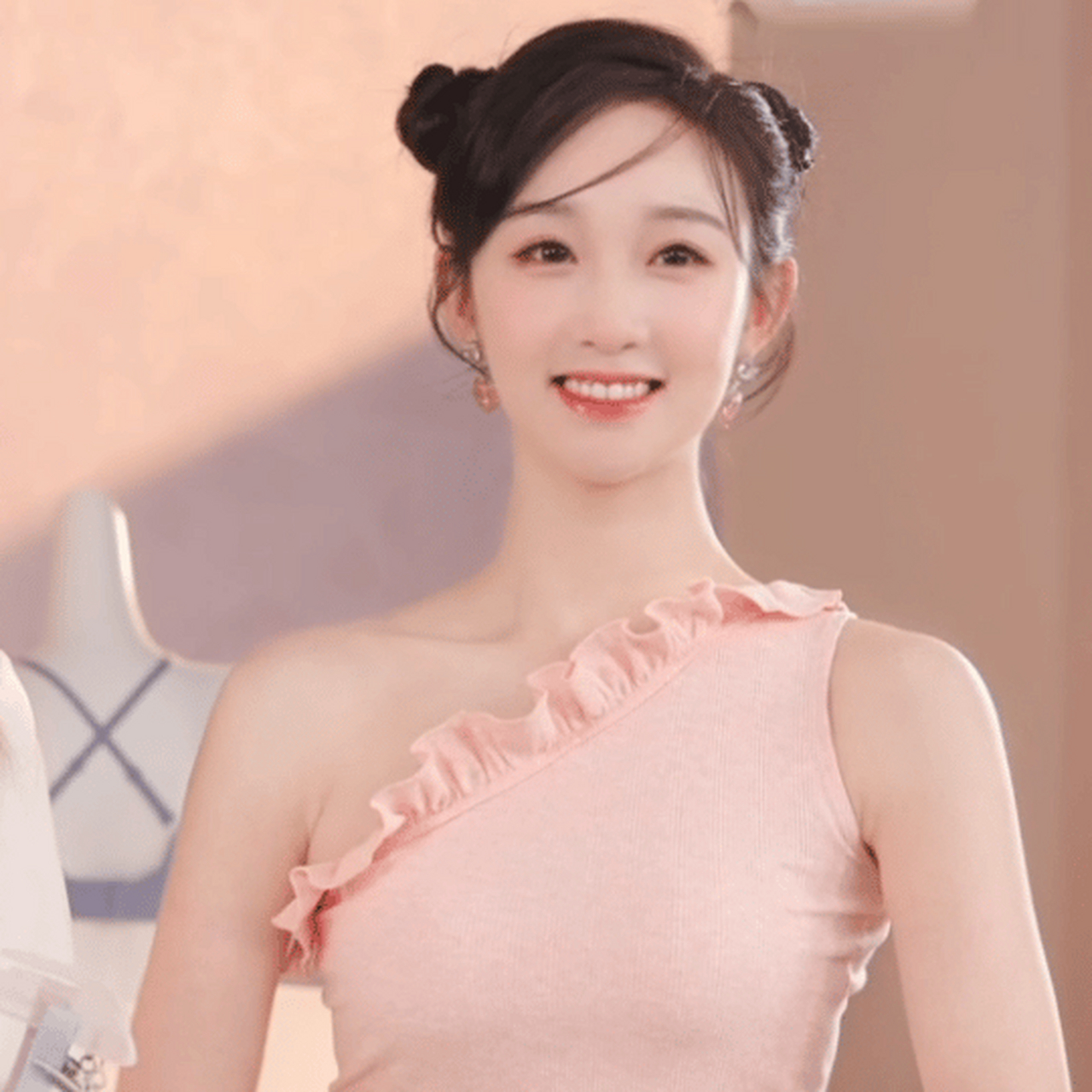 李子璇晒一组照片,身穿粉色披肩内衣,露出她白皙性感的手臂,搭配一件