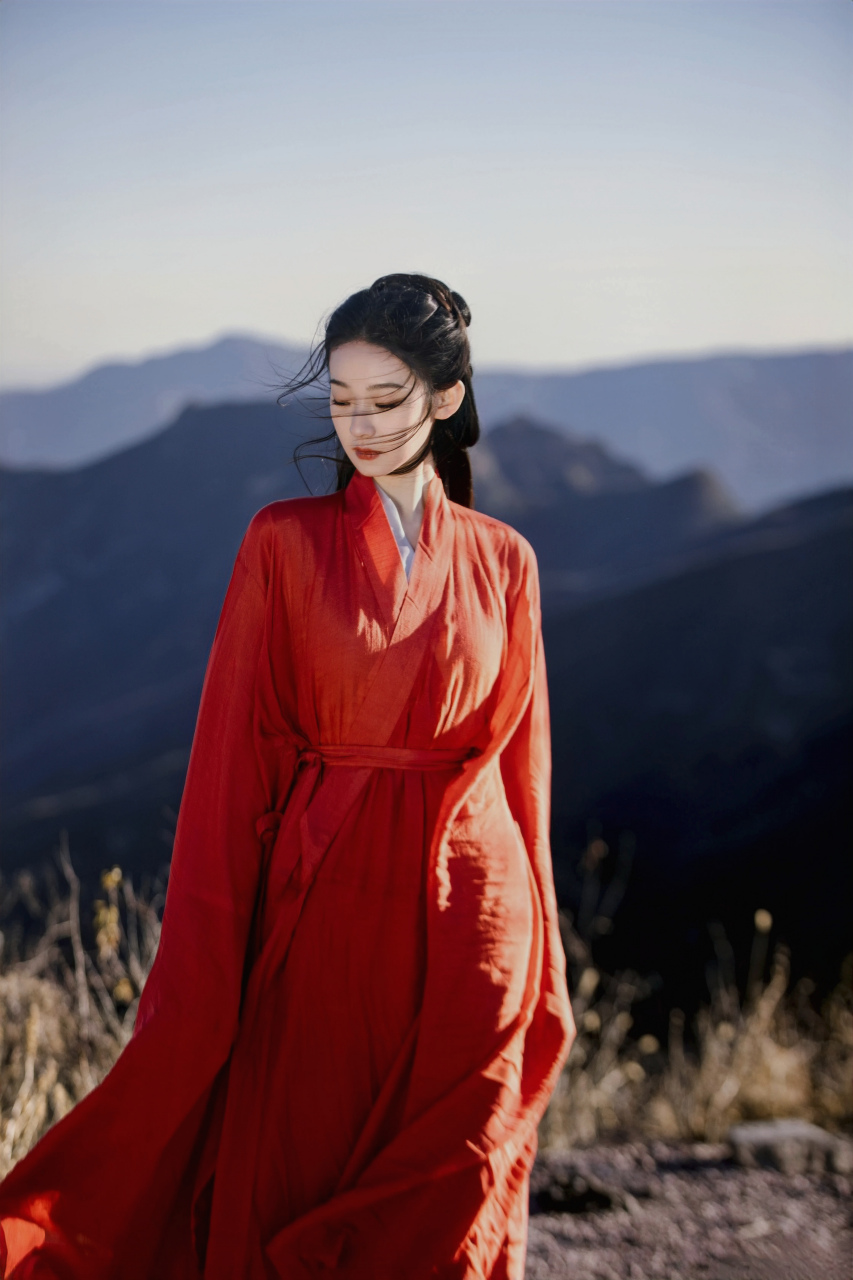 夕阳不及素衣红 #汉服# 张艺凡