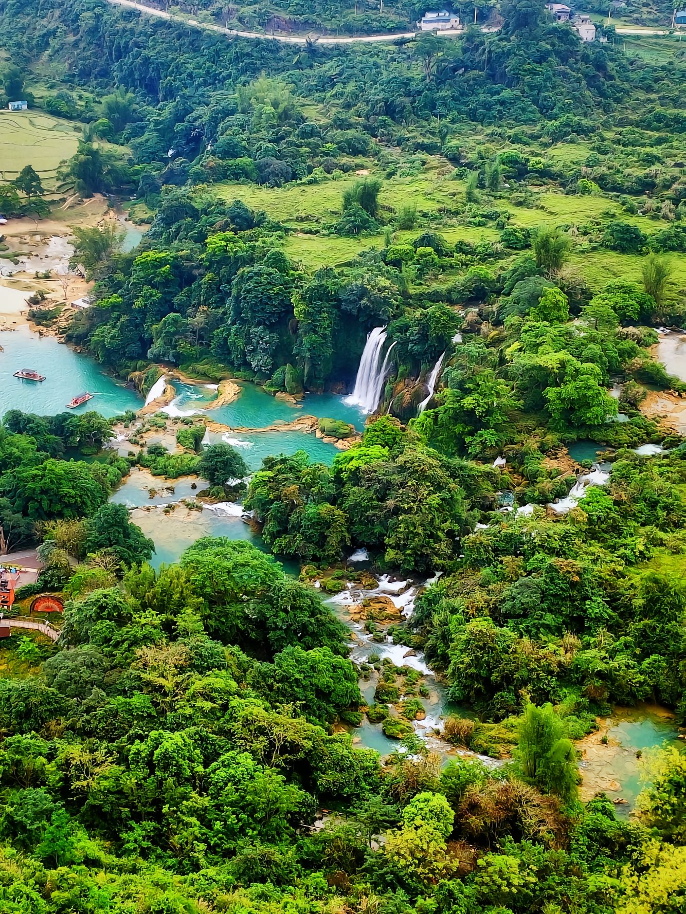 世界瀑布奇景:广西崇左德天瀑布的跨国之美