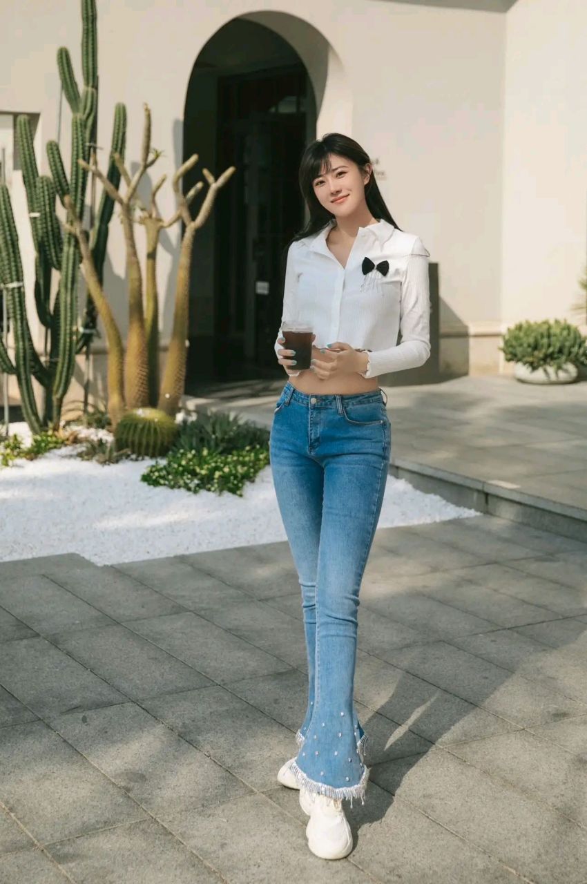 牟星在社交平台分享了一组照片.白色露脐装,牛仔裤,大秀纤腰长腿.