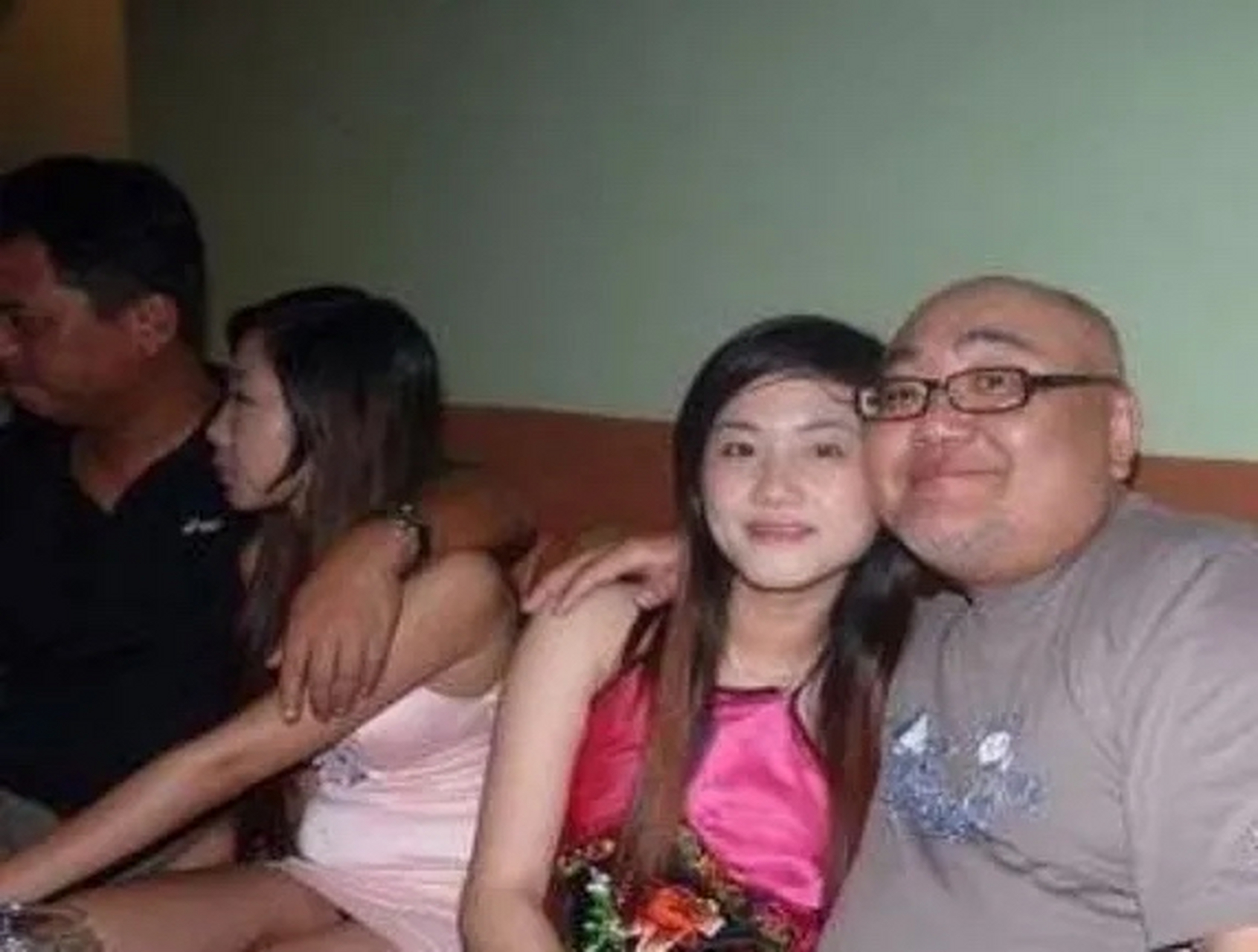 这一天,一家高档酒店前台,突然来两男两女.