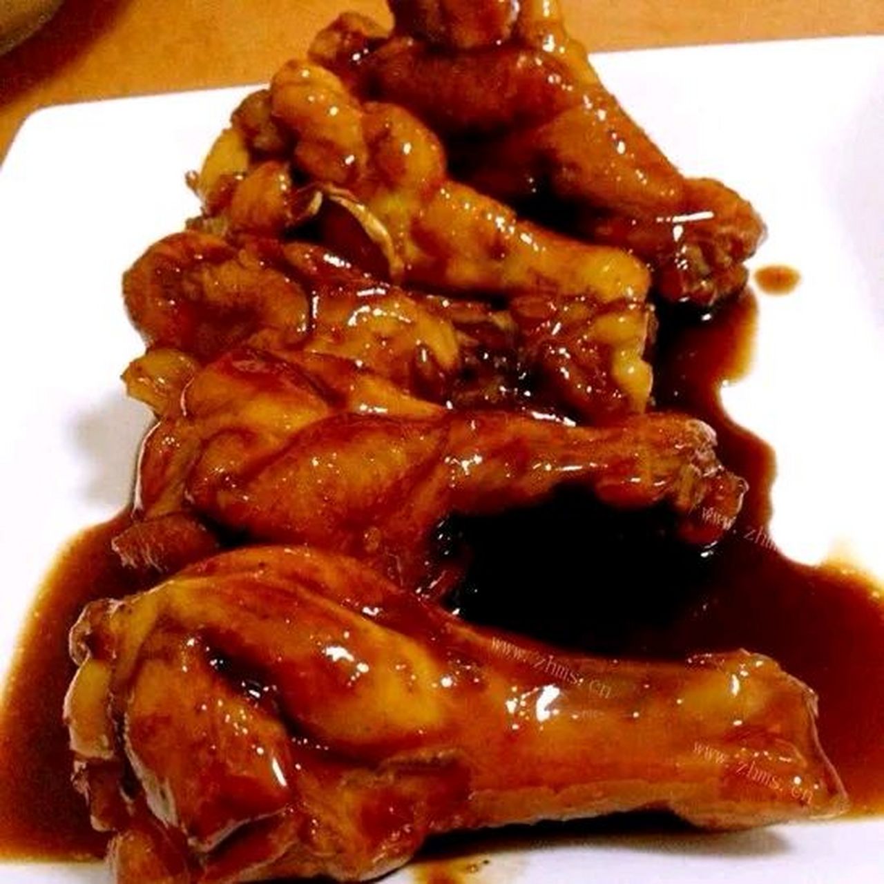 红烧鸡腿:家常美味的下饭佳品  作为中国传统美食的代表之一,红烧鸡腿