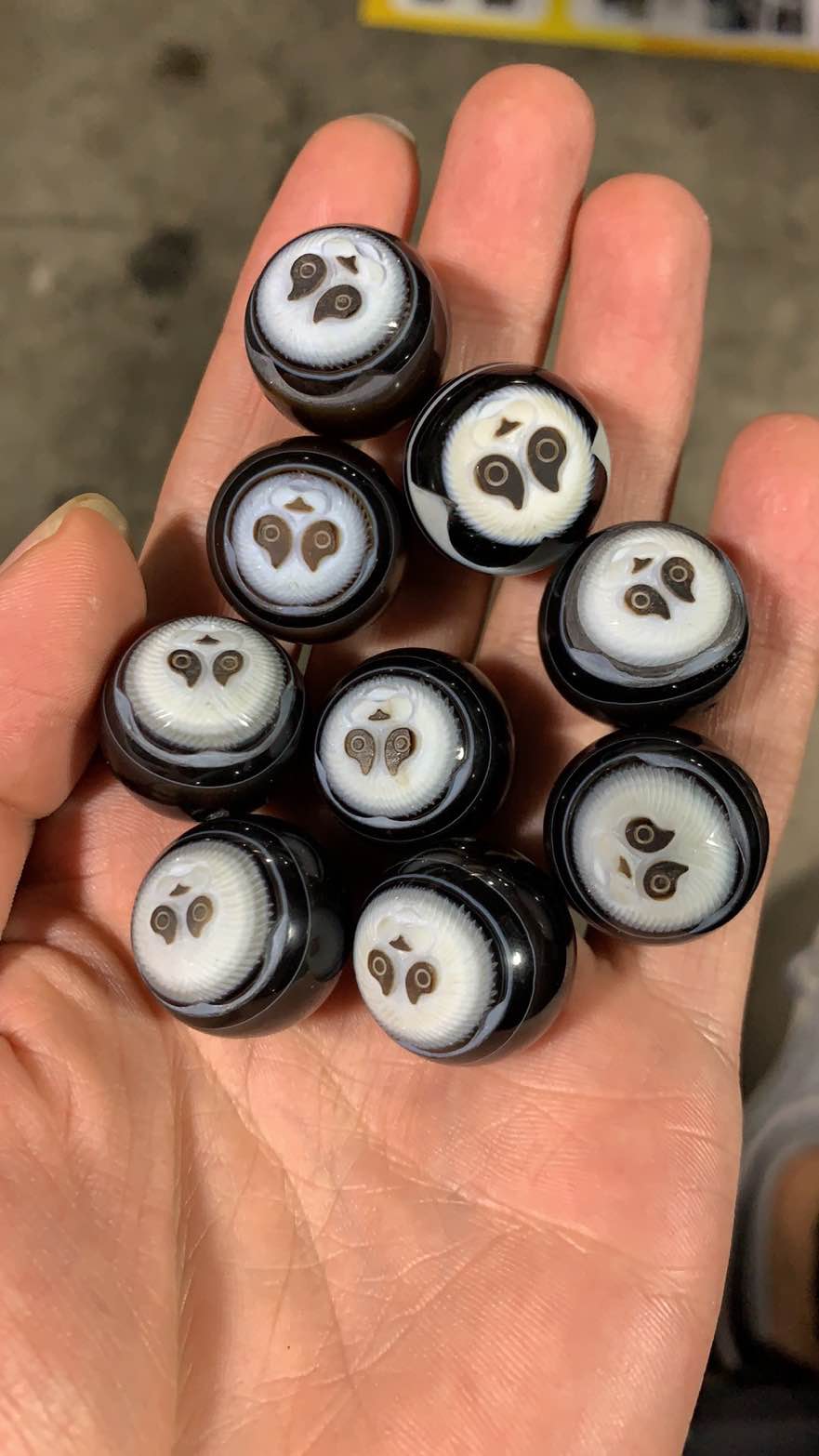 天然玛瑙巧雕国宝大熊猫圆珠