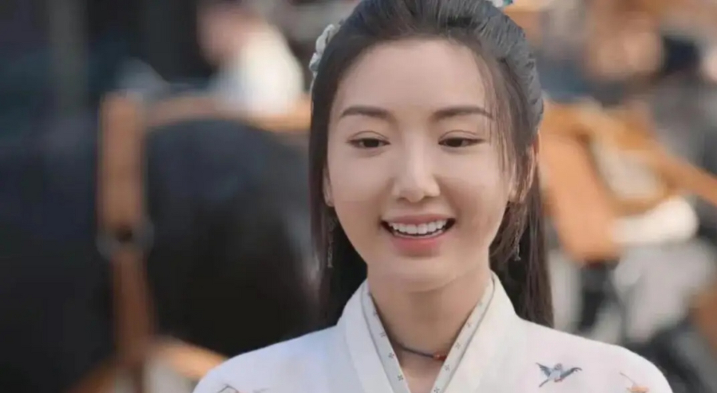 追了几集《云襄传》发现毛晓彤的脸发福肿胀明显,五官不再棱角分明