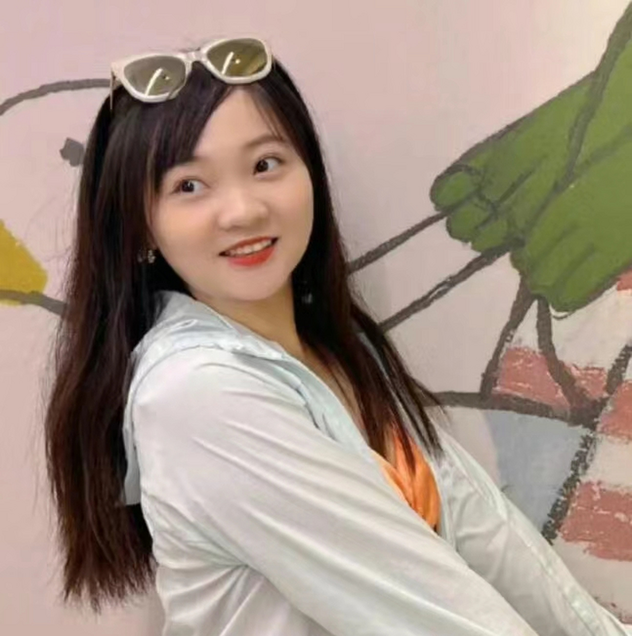 林妙可的最新照片出炉了  有不少人说她长得显老气,都20多岁的人了