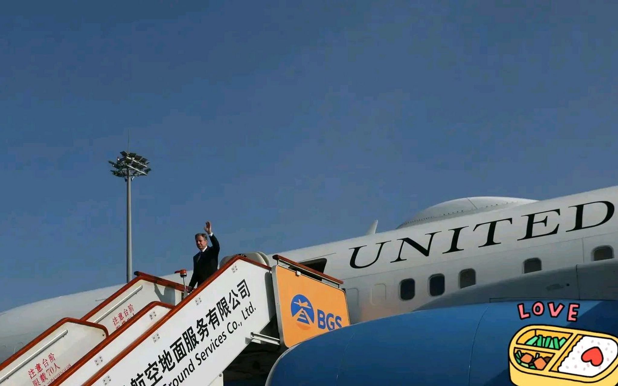 布林肯刚到北京一下飞机就火了!